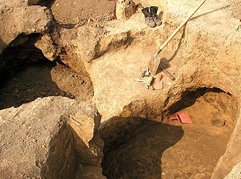 В процессе раскопок археологи невольно воссоздали изначальный вид погребения катакомбной эпохи. Именно так выглядела могила наших предков, индоариев, 40 веков назад.
